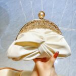 حقيبة يد صغيرة مرصعة بالألماس